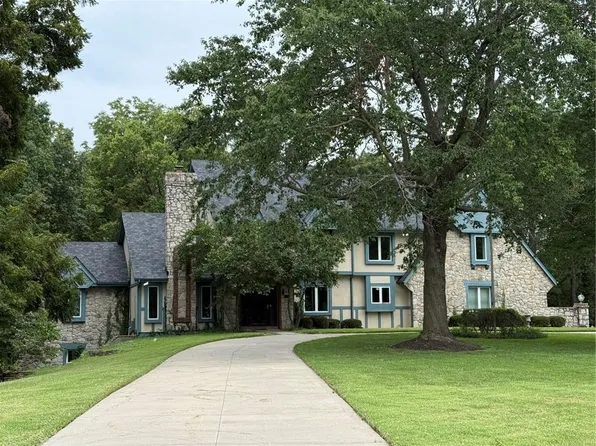 6807 Cedar Bnd, Parkville, MO 64152