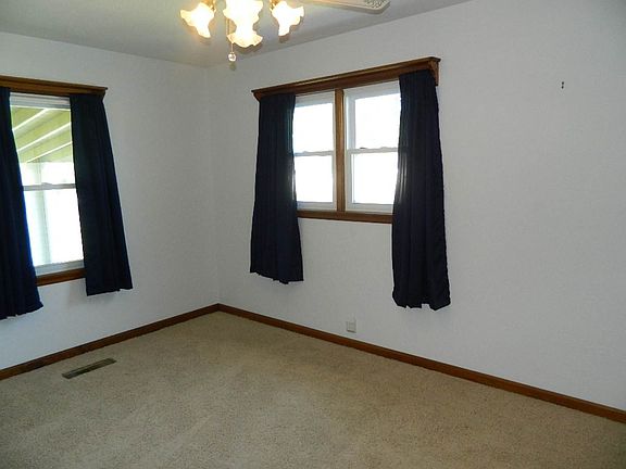 5th image of 302 Clarence Ave