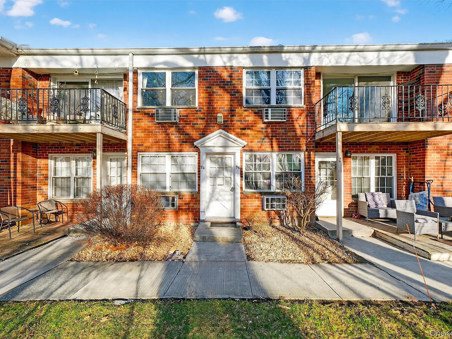 2 bed, 1.0 bath, 800 sqft, $2,400 — Photo 1