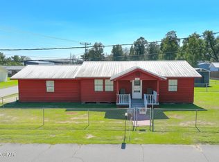 6913 Broadway St, Grand Ridge, FL 32442