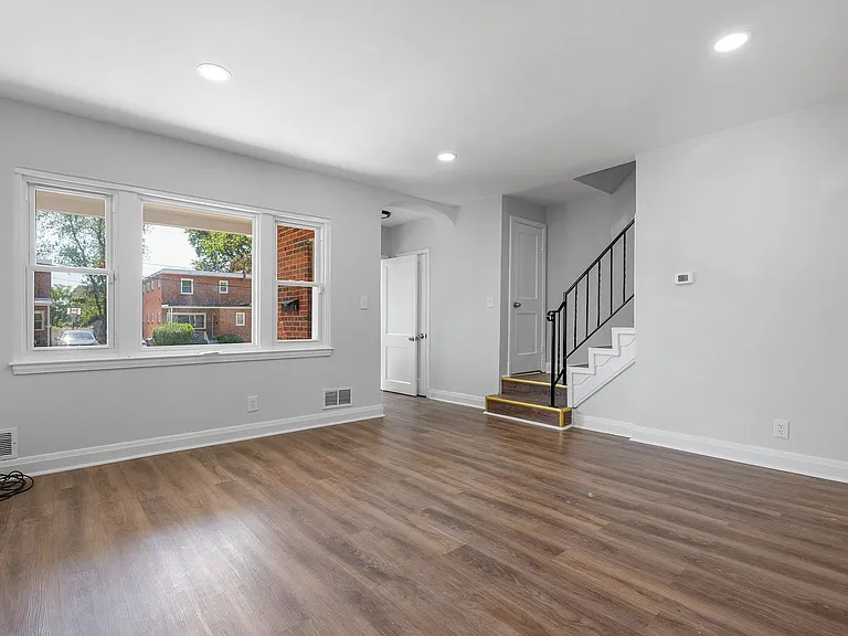 3912 Mortimer Ave — Photo 6