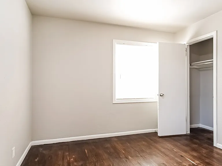 1583637_027_bedroom_13181643.jpg