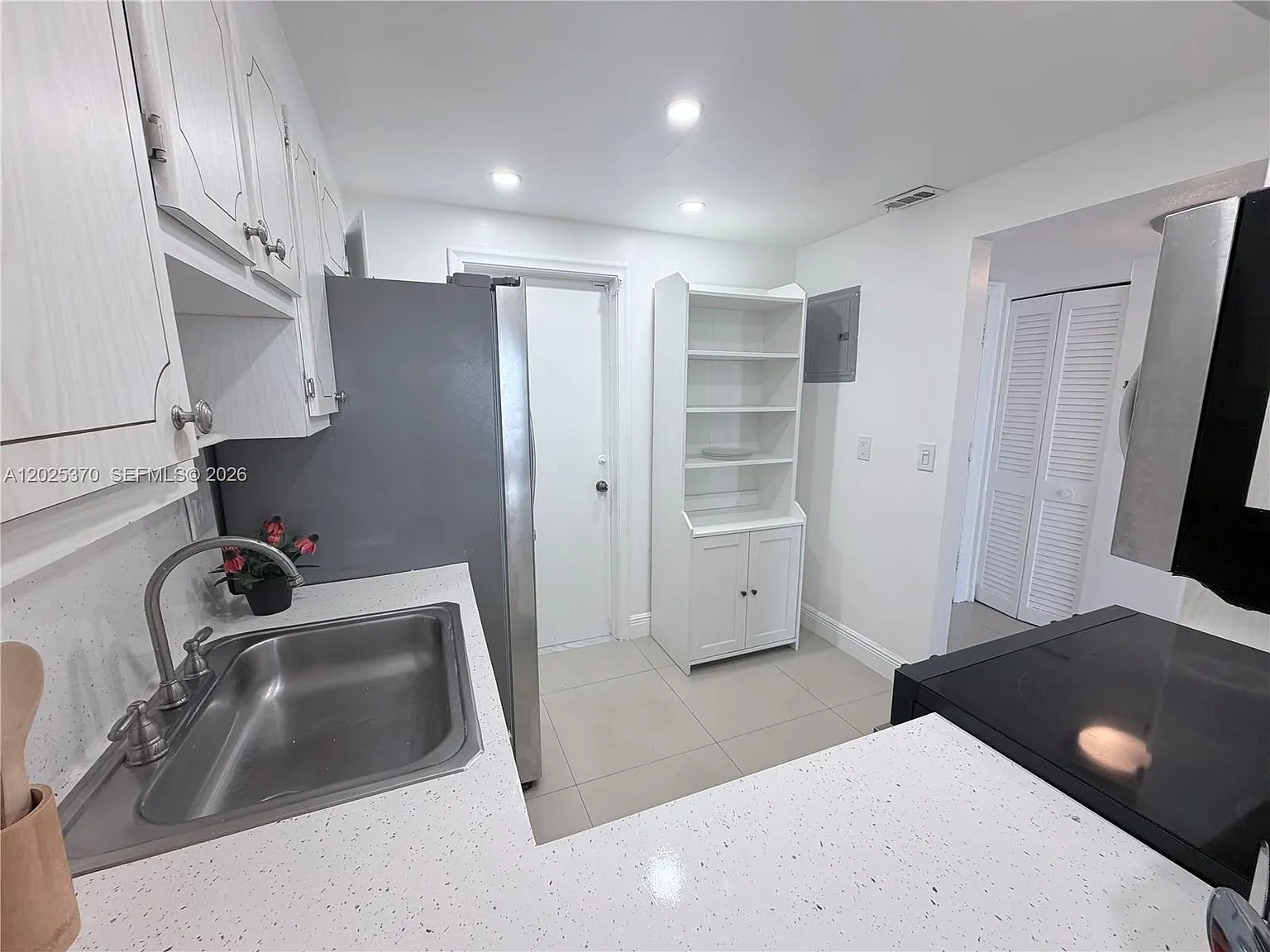 Imperial Towers Condo — Photo 3