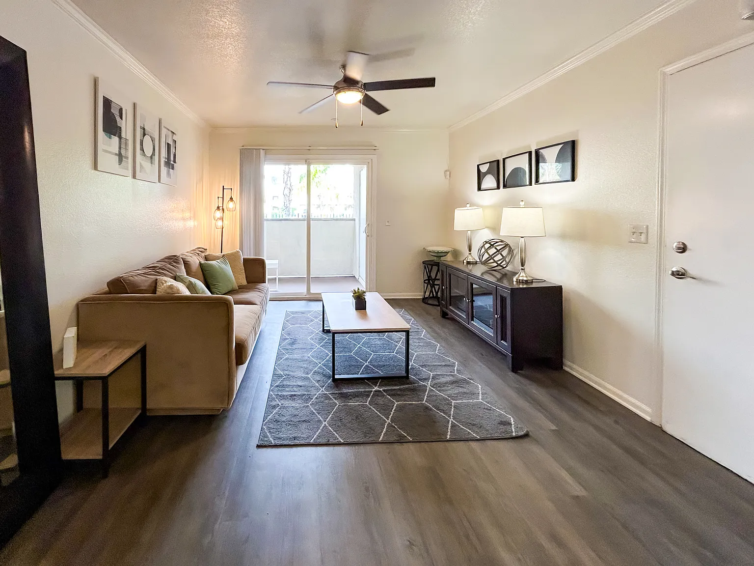 La Pacifica Apartments — Photo 3