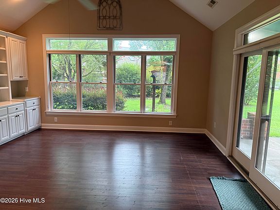 4th image of 309 Village Green Dr