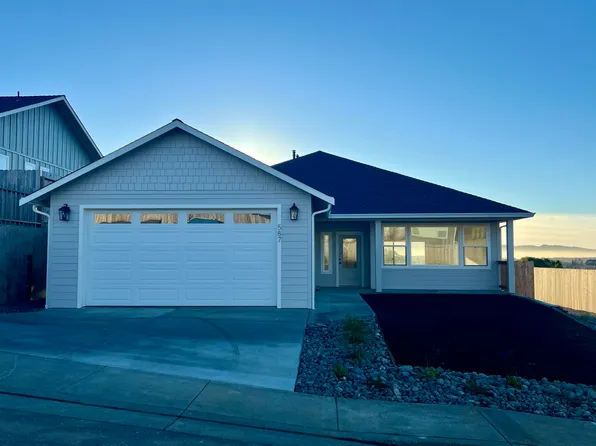 587 Hilltop Dr, Fortuna, CA 95540