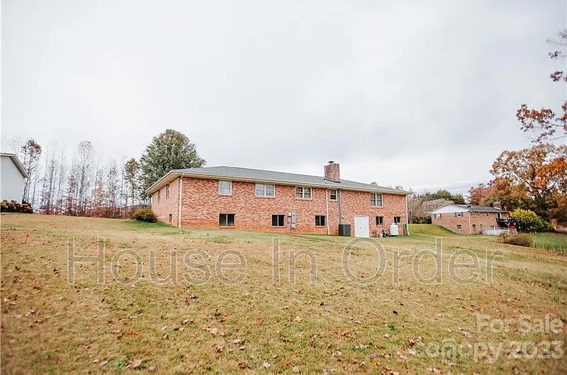 4 bed, 2.0 bath, 1969 sqft, $2,500 — Photo 2