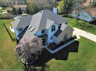 608 Chasseur Dr, Grand Blanc, MI