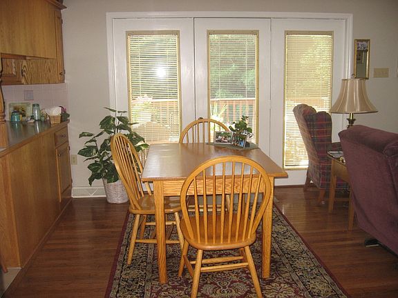 Eat-in Kitchen Area