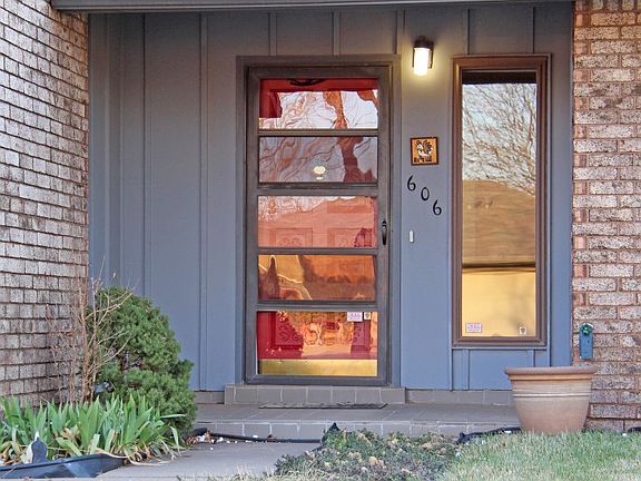 2nd image of 606 Rosanne St