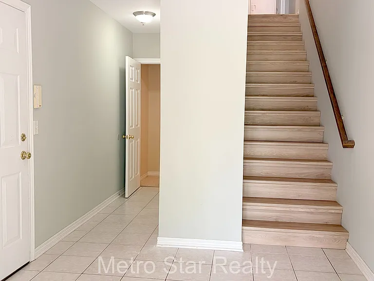 120 N Village Way — Photo 2