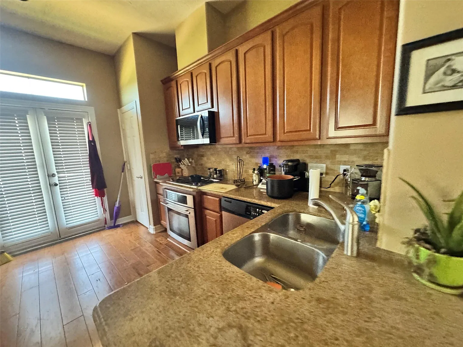3 bed, 3.0 bath, 2275 sqft, $2,580 — Photo 4