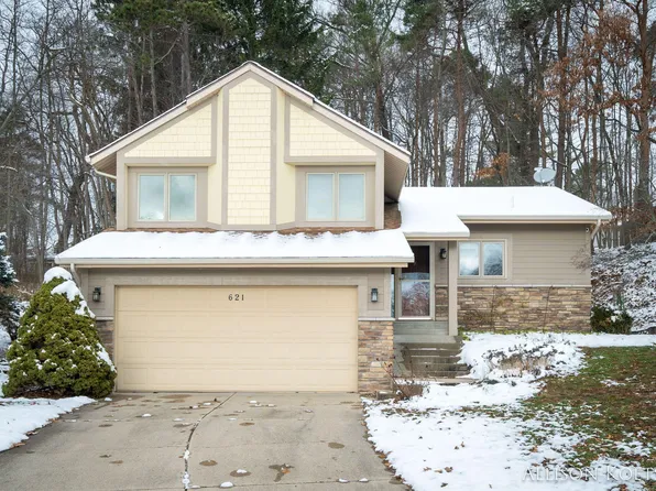 621 Duxbury Ct SE, Ada, MI 49301