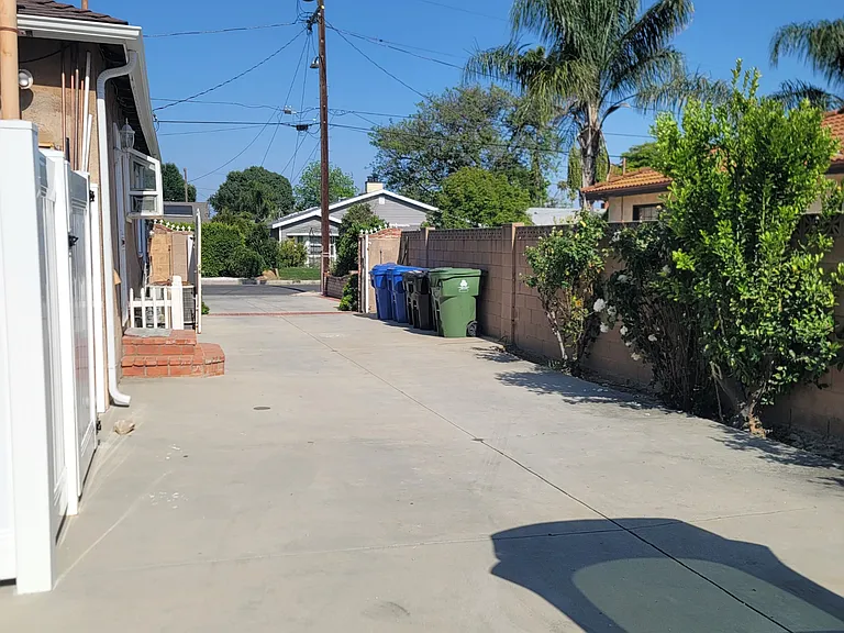 8101 Jumilla Ave #1/2 — Photo 2