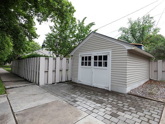 3rd image of 440 Hastings Ave