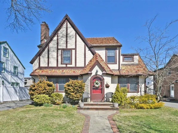 49 Hollywood Court, Rockville Centre, NY 11570