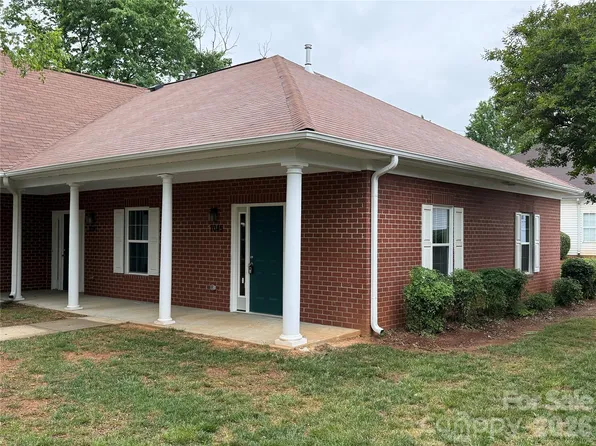 7045 Somerset Springs Dr, Charlotte, NC 28262
