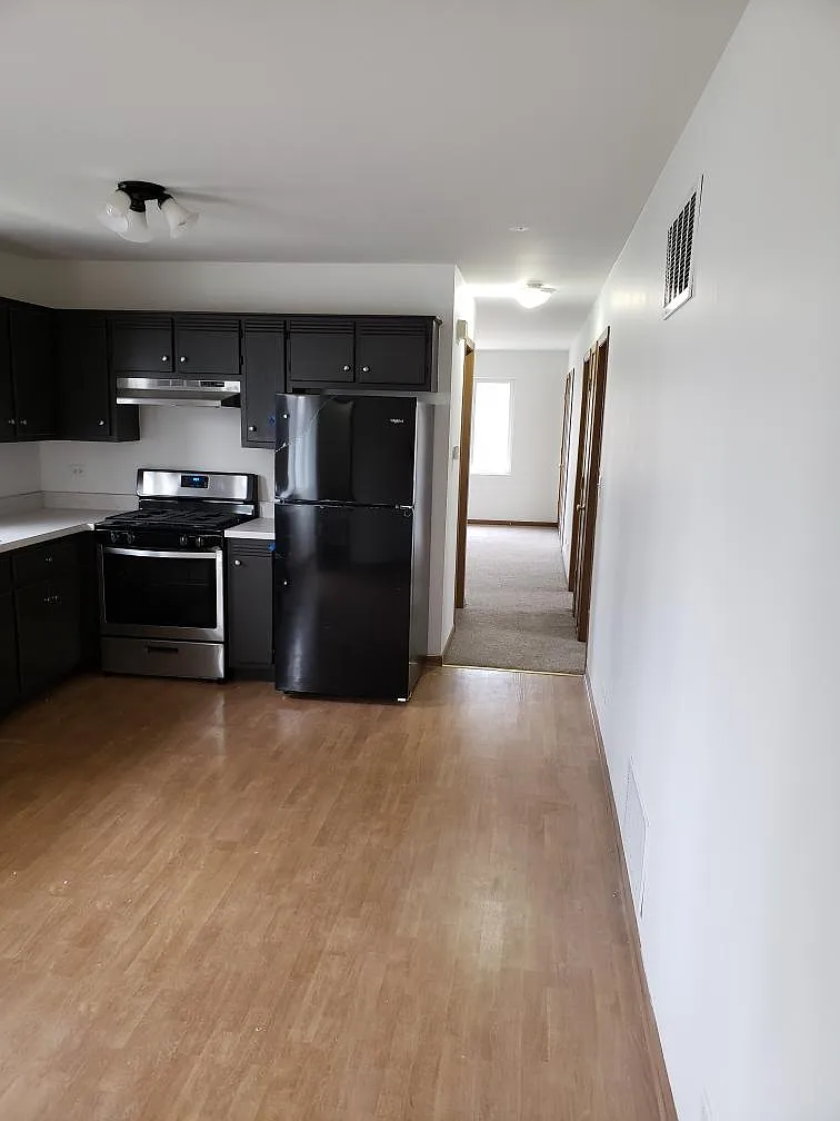 3 bed, 1000 sqft, $1,400 — Photo 2