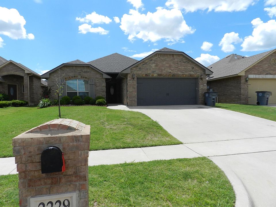 1st image of 2229 SW Oxford Dr