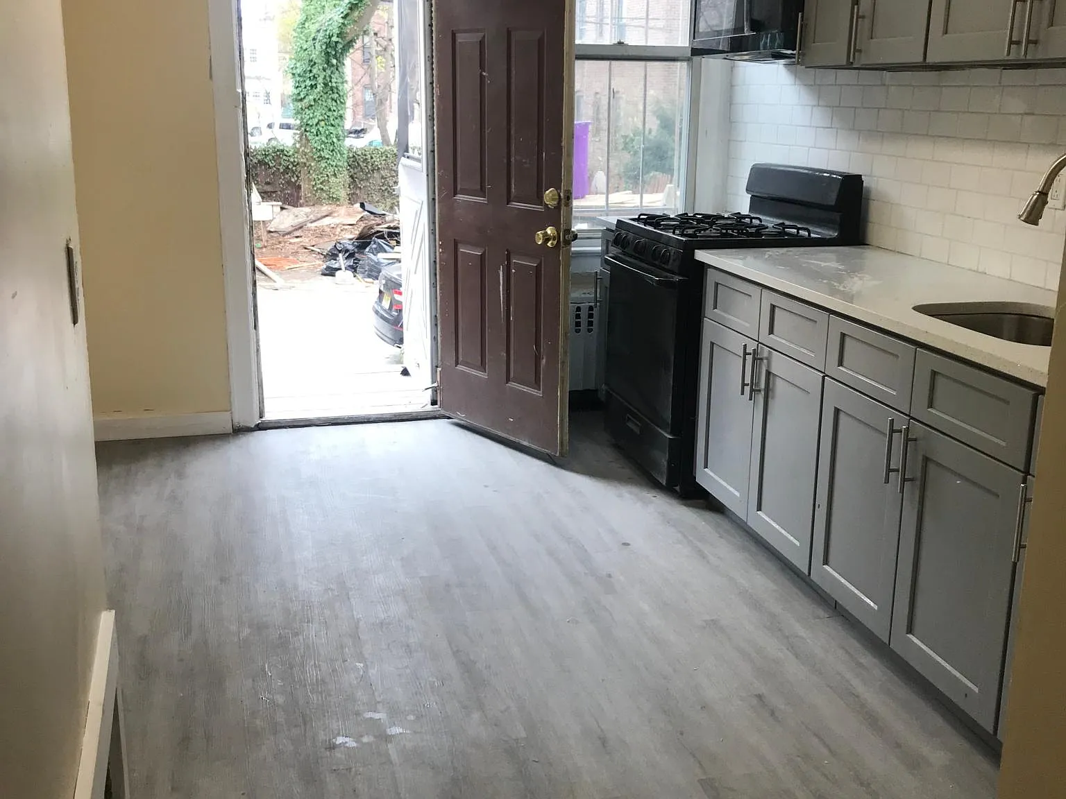 5 bed, 2400 sqft, $800 — Photo 3