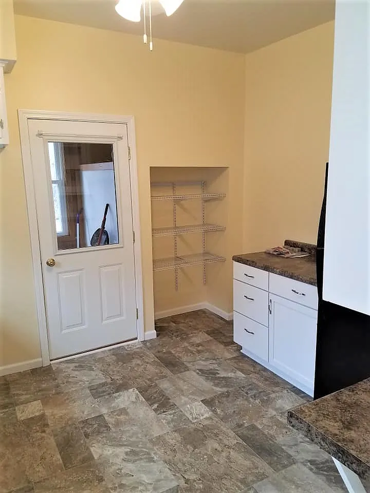 3 bed, 960 sqft, $1,300 — Photo 4