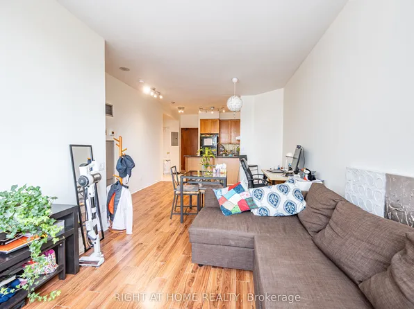 555 Yonge St #802, Toronto, ON M4Y 3A6