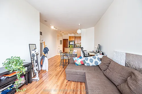 555 Yonge St #802 Photo 1