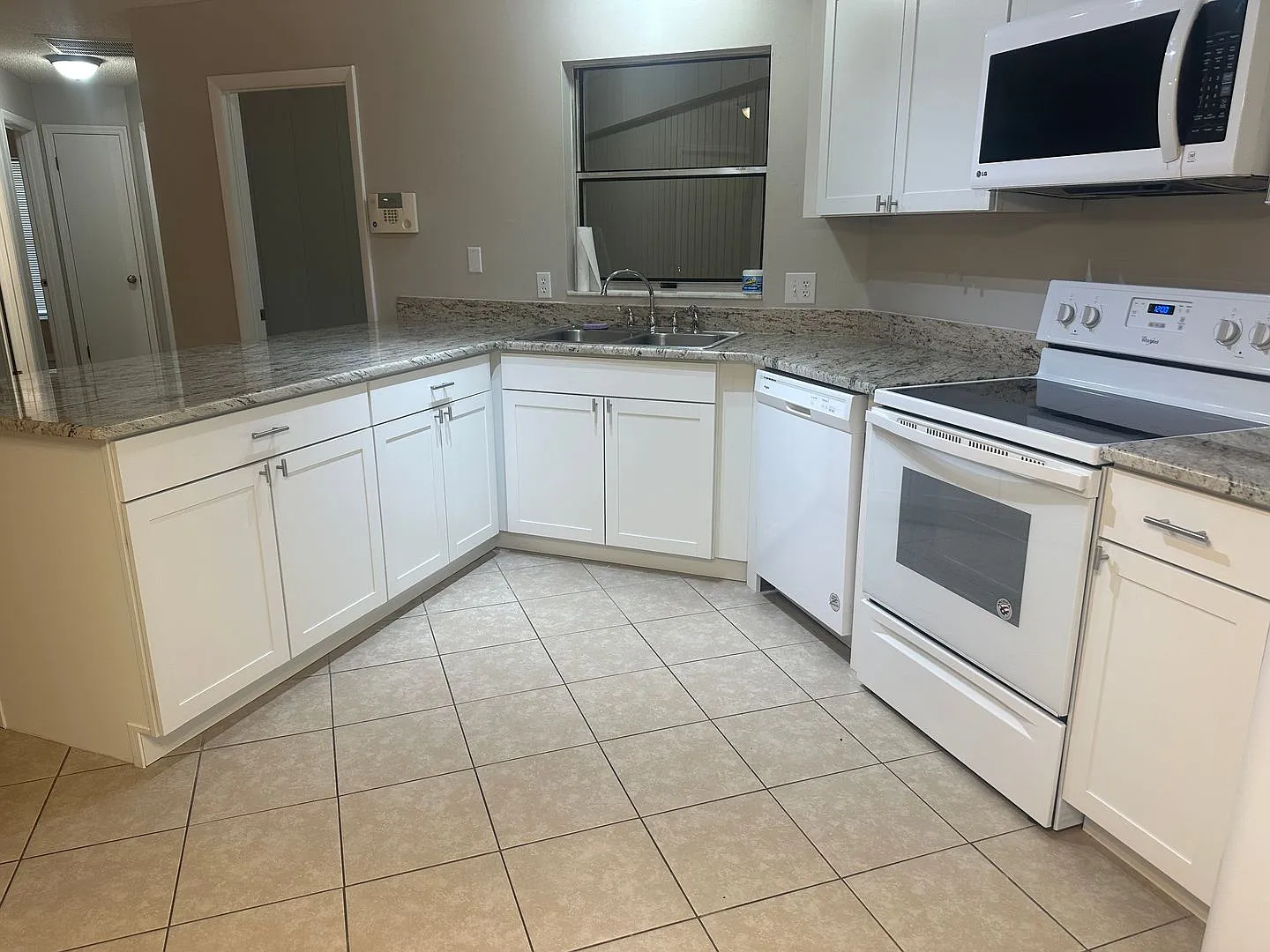 2 Bedroom 2 Bath with an Office - Duplex in Leesburg — Photo 3