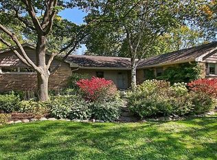 288 Crescent Knoll Dr, Green Oaks, IL