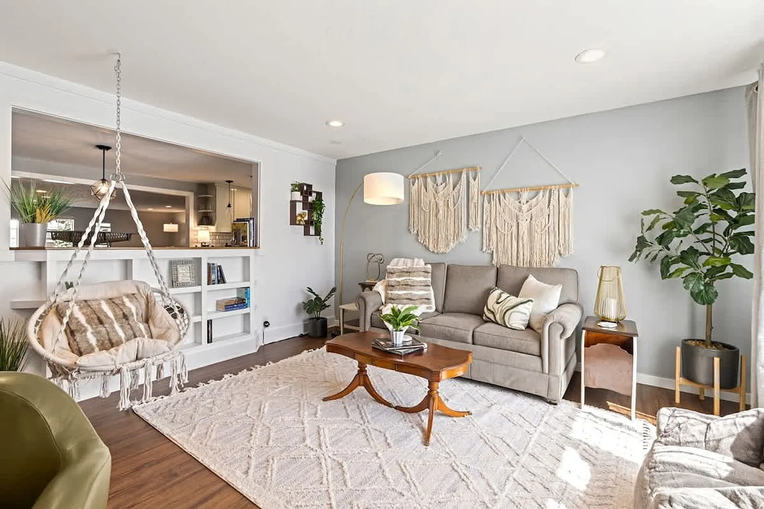 4 bed, 2.0 bath, $7,272 — Photo 1
