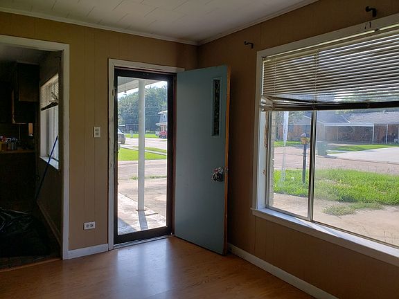 3rd image of 804 Marshall St