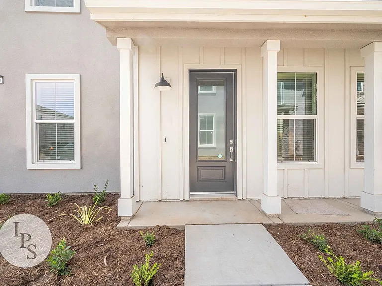 2830 E Tamarind Dr — Photo 2