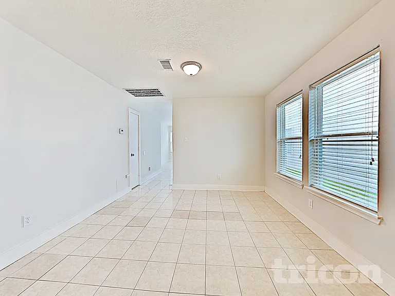 15810 W Park Ct — Photo 4
