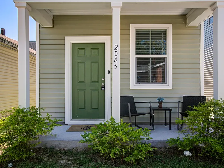 2045 Arbutus Ave — Photo 4