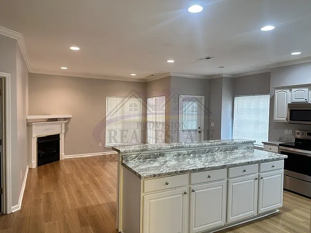 First Month Rent Free! 3bd/2ba Duplex — Photo 3
