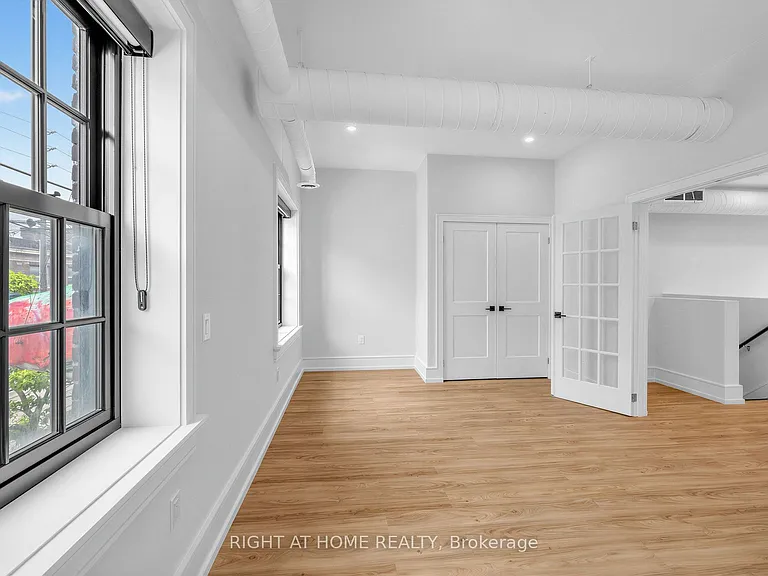 1095 Queen St E #2 — Photo 20
