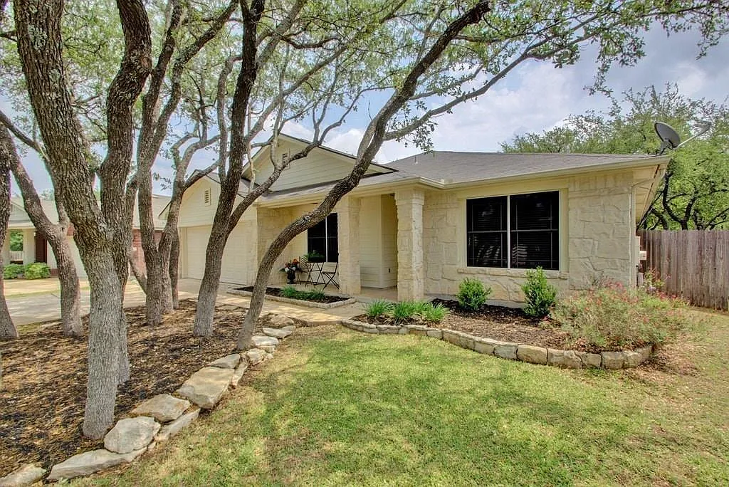 4 bed, 2.0 bath, 2403 sqft, $2,295 — Photo 3