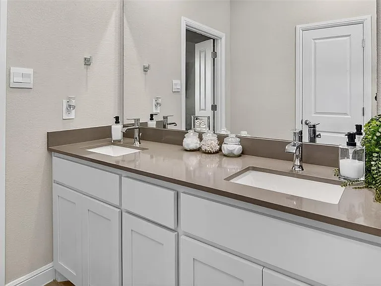 15536 Halstead Ln — Photo 25
