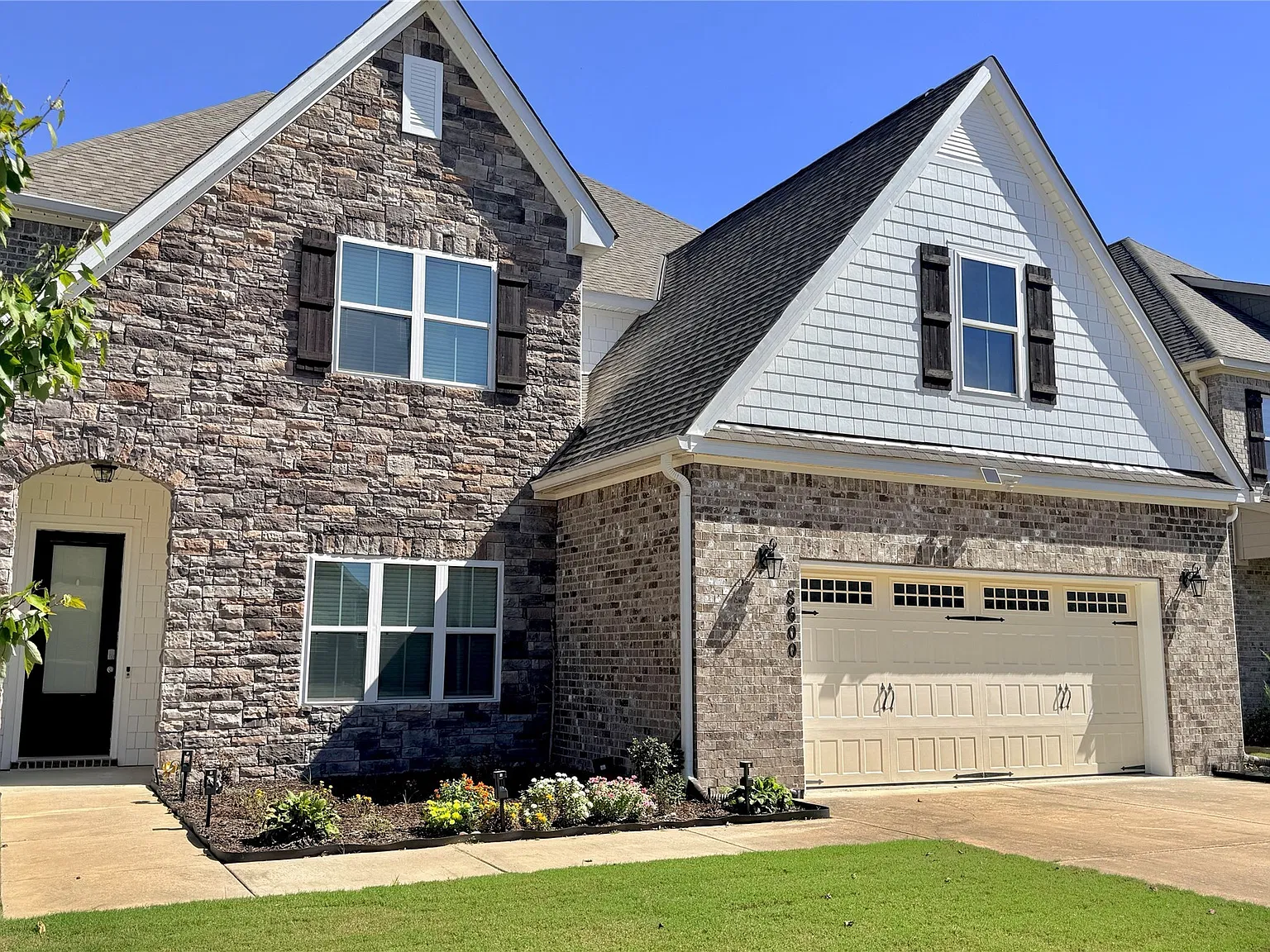 5 bed, 3.5 bath, 3678 sqft, $3,400 — Photo 2