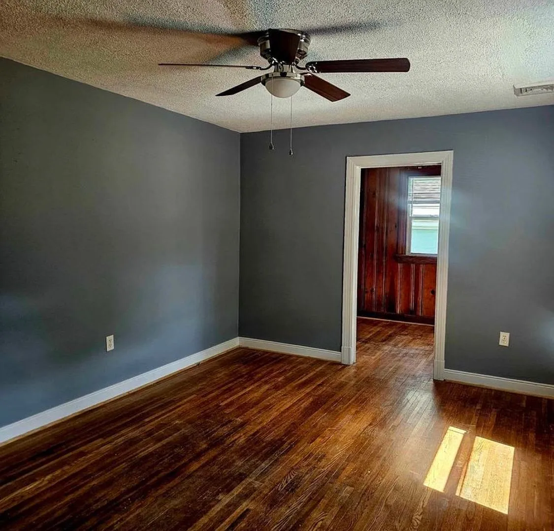3 bed house in Fulton Hill! Enjoy the beautiful neighborhood, central hvac, laundry, yard! — Photo 2