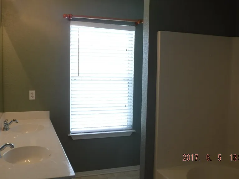 110 University Pkwy — Photo 9