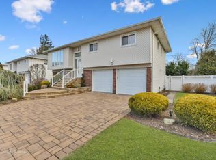 26 Richard Ct, Plainview, NY 11803