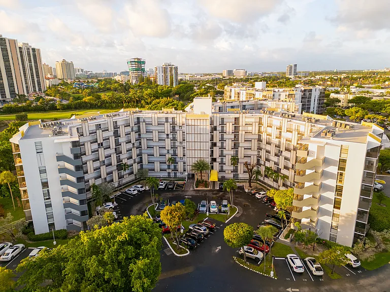 20500 W Country Club Dr #406 — Photo 13