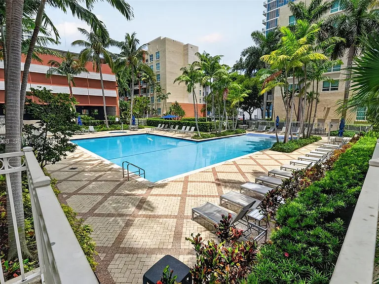 2000 N Bayshore Dr #306 — Photo 26
