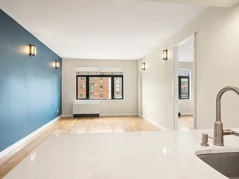 1102 49th Ave #4G — Photo 3