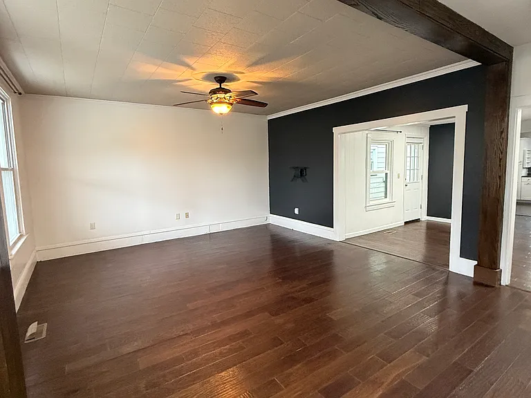976 E Market St — Photo 4