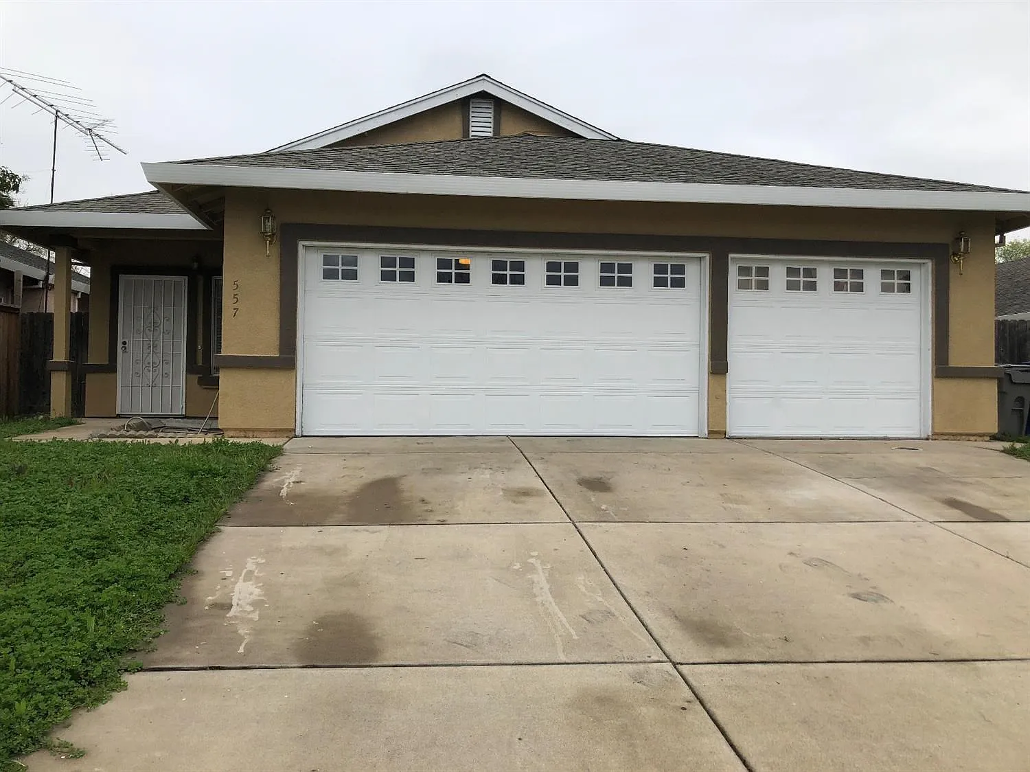 557 Regis Dr photo 1