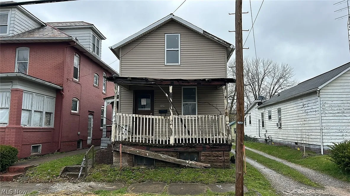 539 E 1st St photo 1