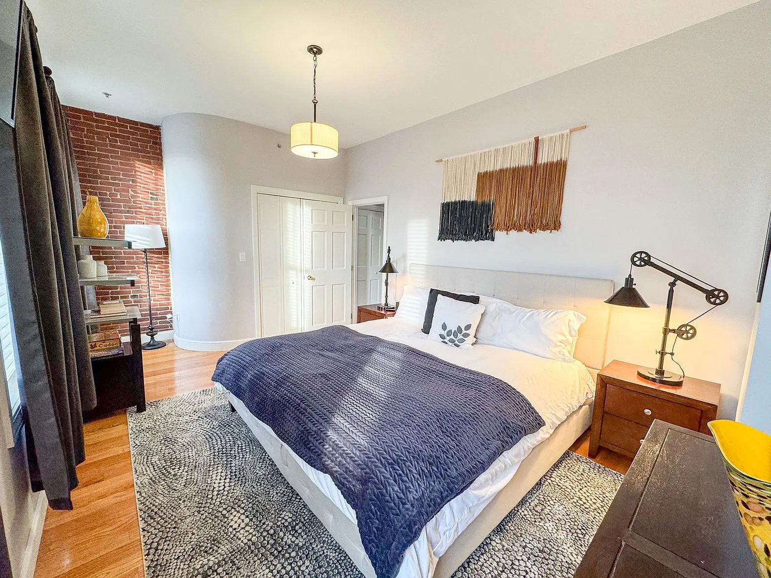 2 bed, 1.0 bath, 990 sqft, $5,078 — Photo 4