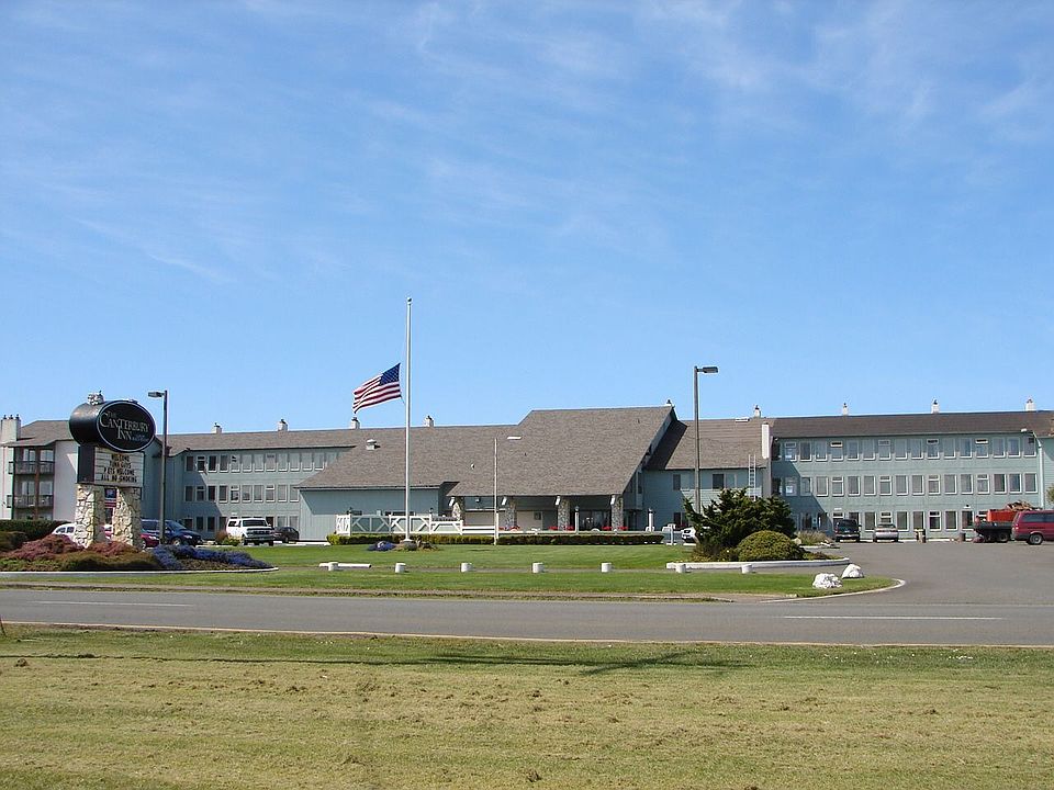 Front view of the Canterbury Inn.